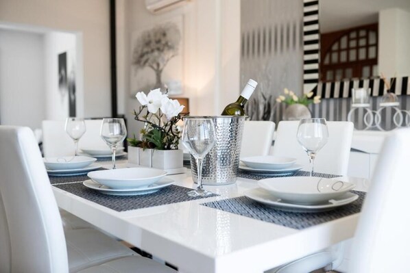 Lemari es, oven, kompor, dan mesin pencuci piring