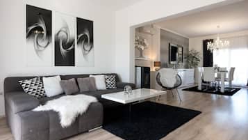 100-cm Smart TV with satellite channels, TV