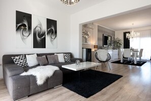 100-cm Smart TV with satellite channels, TV - Villa Natura (Zadar)