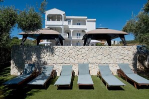 10 outdoor pools