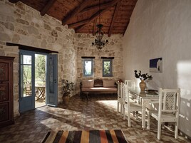 传统独立别墅, 1 间卧室, 阳台, 部分海景 | 起居区 | 36-英寸液晶电视 （配备有线频道）、电视