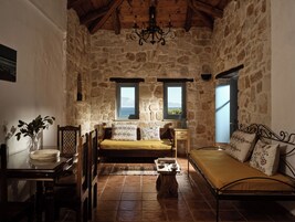 家庭独立别墅, 1 间卧室, 阳台, 部分海景 | 起居区 | 36-英寸液晶电视 （配备有线频道）、电视