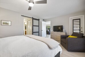 2 habitaciones, escritorio y tabla de planchar con plancha 