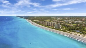 Playa en los alrededores, camastros y toallas de playa