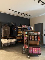 Una tienda minorista con ropa y tazas a la vista.