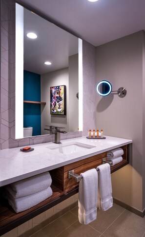 Shower, hair dryer, towels, soap - Turtle Creek Casino & Hotel (Williamsburg)