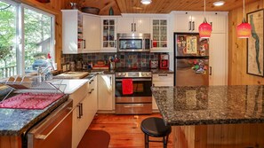 Fridge, oven, stovetop, coffee/tea maker