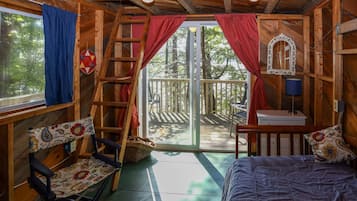 5 bedrooms, desk, WiFi, bed sheets
