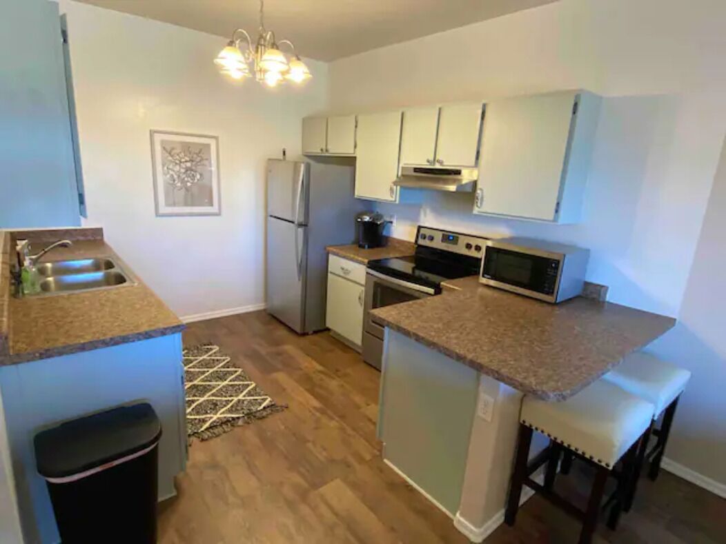 Een koelkast, een magnetron, een oven, een kookplaat