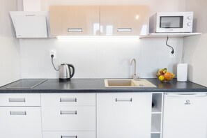 Geladeira, micro-ondas, cooktop, lava-louças