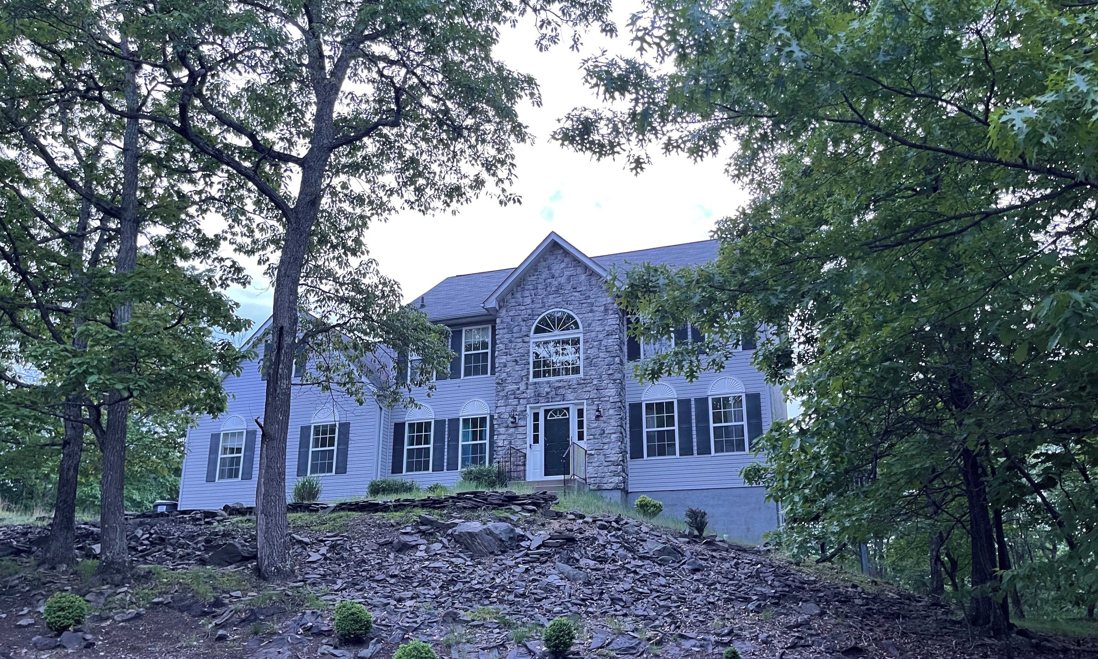 Large Lakefront house, Hot Tub/Game Rm/WiFi/Play Room/Located in community!