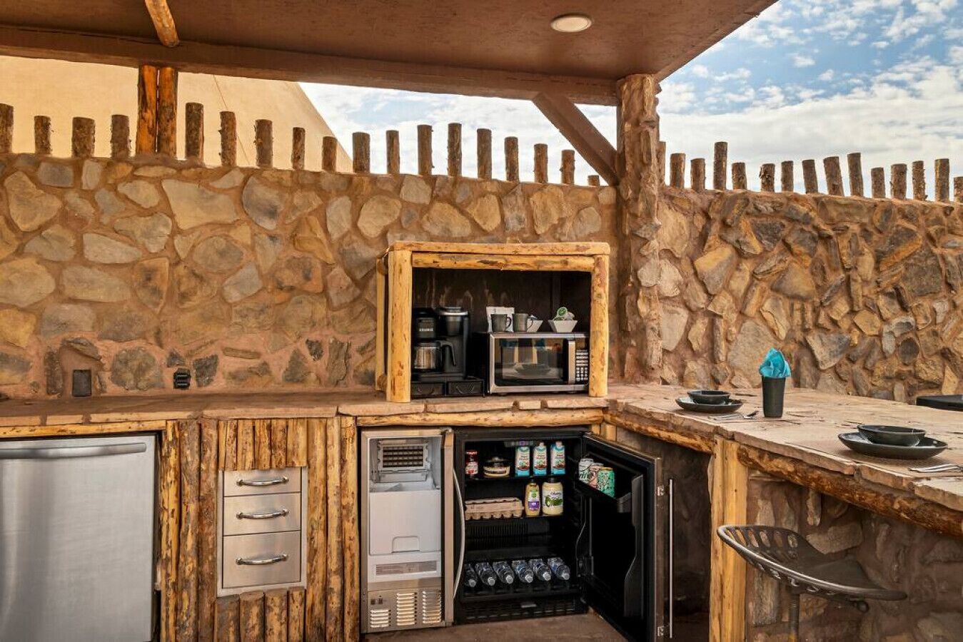 Jääkaappi, mikroaaltouuni, astianpesukone, kahvin-/teenkeitin