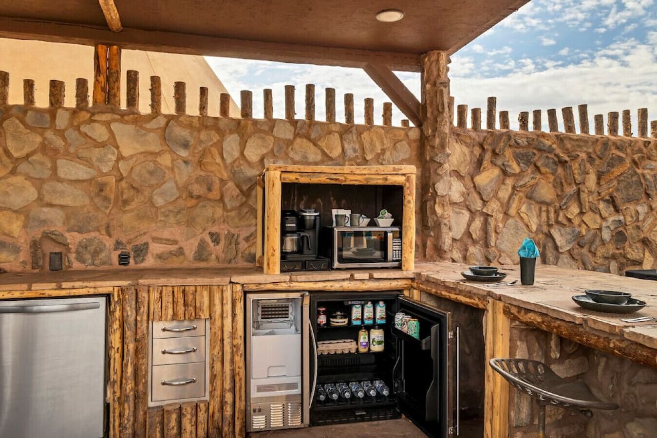 Fridge, microwave, dishwasher, coffee/tea maker