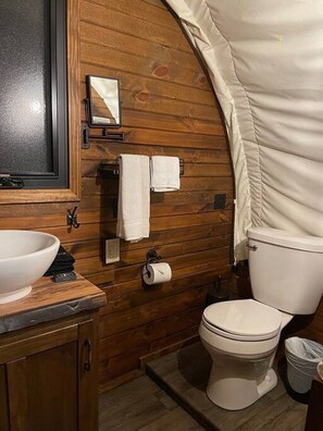 Hair dryer, towels - Fun Outlaw Covered Wagon w/2 Queen Beds & Fire Pit (Virgin)