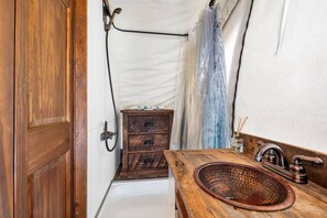 Sèche-cheveux, serviettes fournies