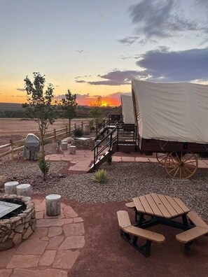 Terrace/patio - Unique Pet Friendly Covered Wagon with 2 QB #24 (Virgin)