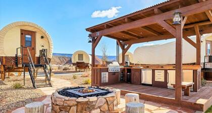 Outdoor Fun Wagon #26 By The Pond w/ 1 King bed and outdoor kitchen