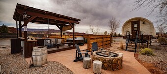 Wild Cow Mary Wagon #28 w/ 1QB and 2 BB w/ Outdoor Kitchen
