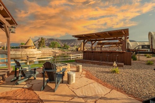 Experience Zion in a Luxurious Western Wagon #29 15 min from Zion w/ 2QB & Outdoor Kitchen