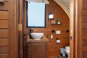 Hair dryer, towels - Wyatt Earp Pet Friendly Wagon #30 w/ 2QB and Fire Pit (Virgin)