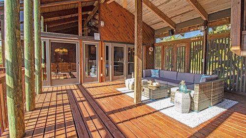 Waterfront with boat dockage and pool - Bring your boat/fish off the dock!