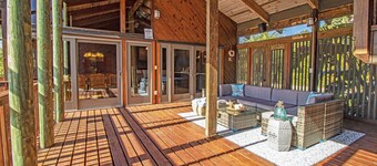 Waterfront with boat dockage and pool - Bring your boat/fish off the dock!