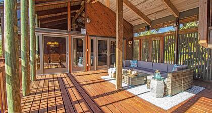Waterfront with boat dockage and pool - Bring your boat/fish off the dock!
