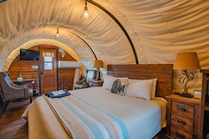 1 bedroom, travel cot, free WiFi, bed sheets - Family Wagon Grafton #32 w/ King Bed, 2 BB Fire Pit & BBQ Grill (Virgin)