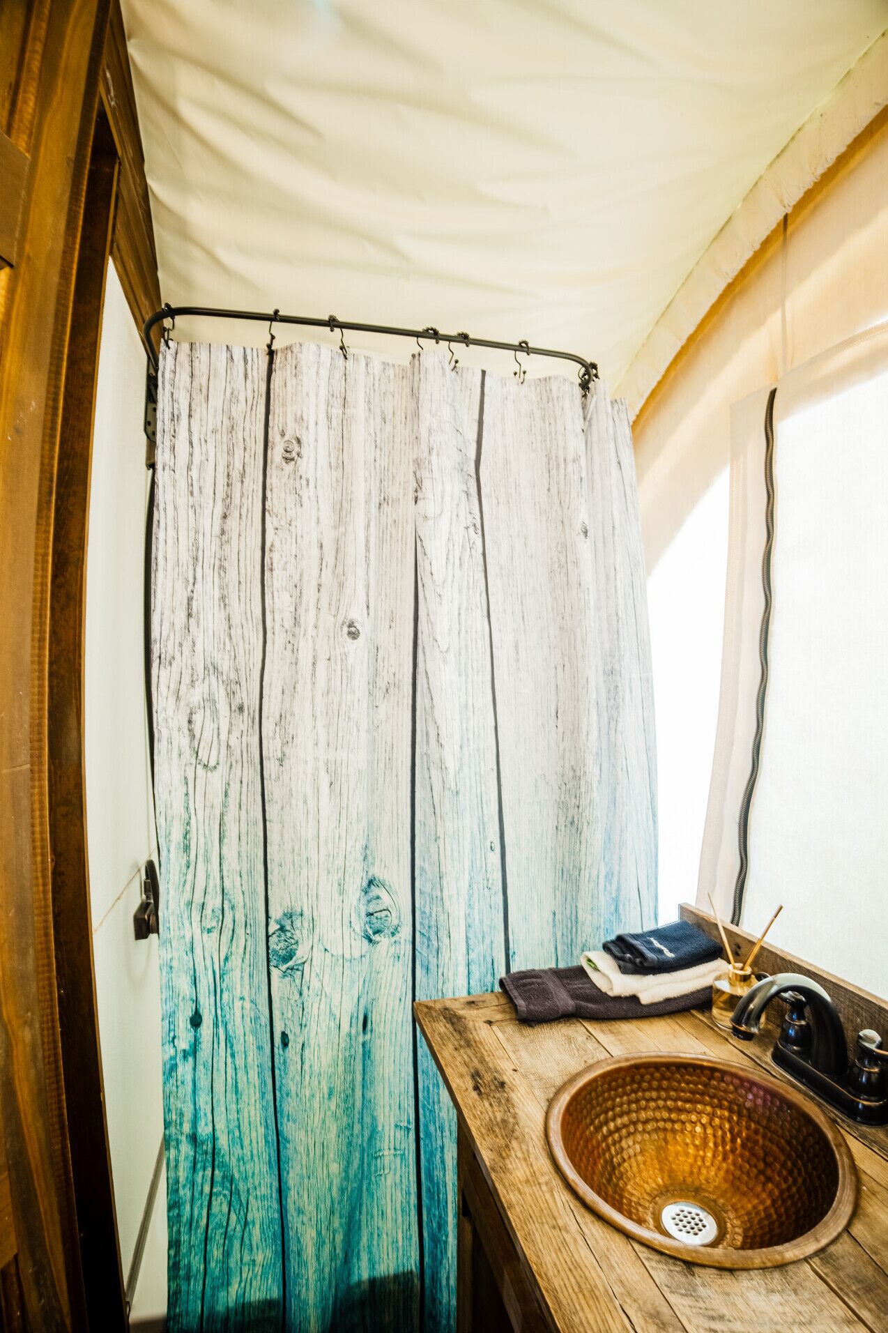 Sèche-cheveux, serviettes fournies