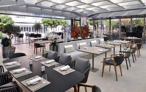 Restaurant - SuperHost - Spacious Apartment With Panoramic Skyline Views I Address Dubai Mall (Dubai)