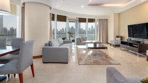 Comfort-Apartment, 2 Schlafzimmer (Burj View) | Wohnbereich | 24-Zoll-Flachbildfernseher mit Satellitenempfang, Fernseher