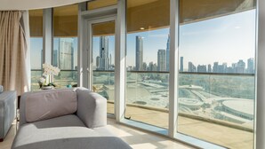 Comfort-Apartment, 2 Schlafzimmer (Burj View) | Wohnbereich | 24-Zoll-Flachbildfernseher mit Satellitenempfang, Fernseher