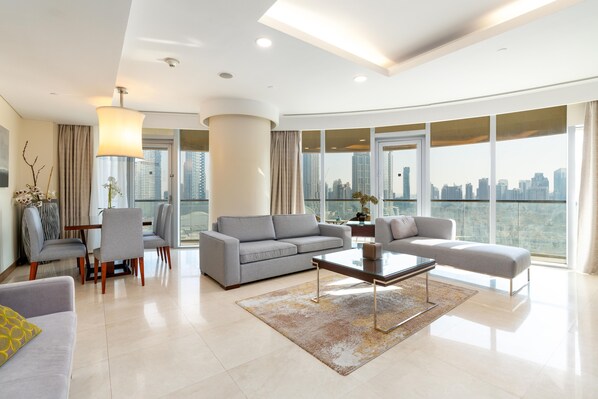 Comfort appartement, 2 slaapkamers (Burj View) | Woonruimte | Een 24-inch flatscreentelevisie met satellietzenders en televisie