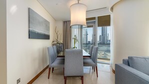Comfort-Apartment, 2 Schlafzimmer (Burj View) | Essbereich im Zimmer