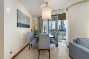 Comfort Apartment, 2 Bedrooms (Burj View) | In-room dining