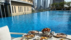 Outdoor pool - SuperHost - Luxurious Apartment With Breathtaking Skyline View - Address Dubai Mall (Dubai)