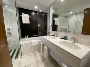 Apartamento de lujo, 3 habitaciones (Burj Khalifa View) | Baño | Artículos de higiene personal gratuitos y toallas