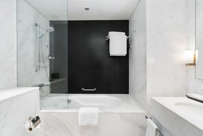 Hair dryer, towels, shampoo, toilet paper - SuperHost - Address Dubai Mall - Comfy Studios (Dubai)