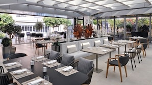 Restaurant - SuperHost- Spacious 1 BR In Address Dubai Mall (Dubai)