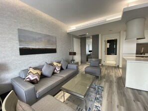 38-inch Smart TV with cable channels, TV - SuperHost- Studio with Burj View in Address Dubai Mall (Dubai)