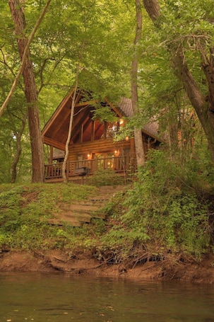 Exterior. Ocoee Log Cabin steps from Ocoee in resort village