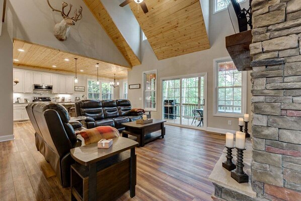 Smart TV, fireplace - Heavenly Pines - Rustic Getaway w/Hot Tub (Helen)