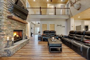 Smart TV, fireplace - Heavenly Pines - Rustic Getaway w/Hot Tub (Helen)
