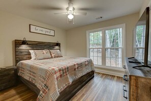 4 bedrooms, WiFi - Heavenly Pines - Rustic Getaway w/Hot Tub (Helen)