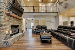 Smart TV, chimenea, libros y oficina 