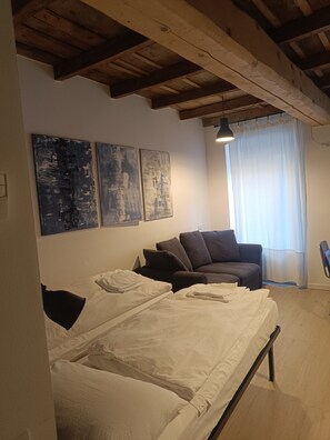 1 Schlafzimmer, Reisekinderbett, kostenloses WLAN, Bettwäsche