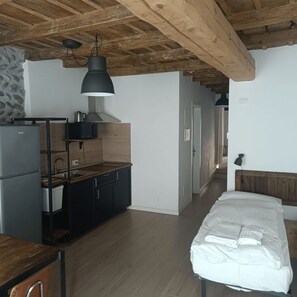 1 bedroom, travel cot, free WiFi, bed sheets