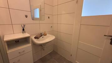 Dusche, Haartrockner, Handtücher, Seife