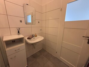Shower, hair dryer, towels, soap - New flat for 9 ★Special price per month ★ 4 Rooms (Zeitz)
