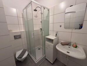 Douche, sèche-cheveux, serviettes fournies, savon